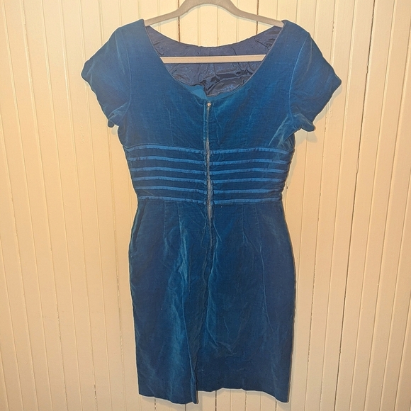 1960s Vintage Blue Velvet Cap Sleeve Mini Dress Cocktail Dress by Algo Original - Picture 2 of 6